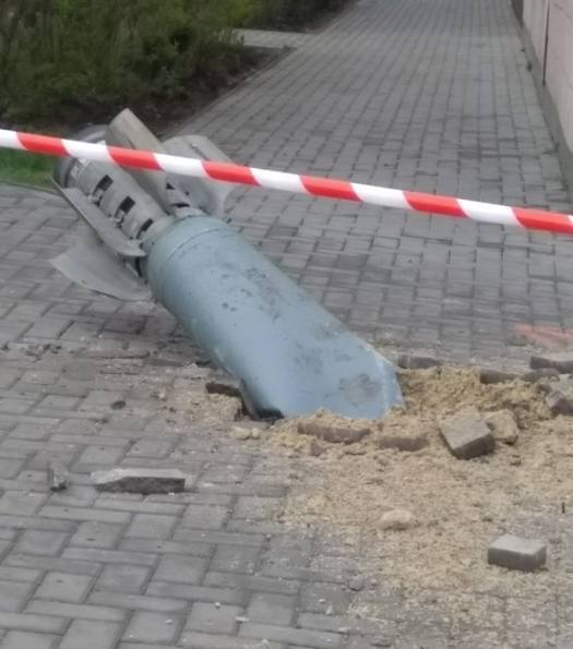 У Миколаєві частина ворожої ракети застрягла в асфальті у центрі міста. Фото