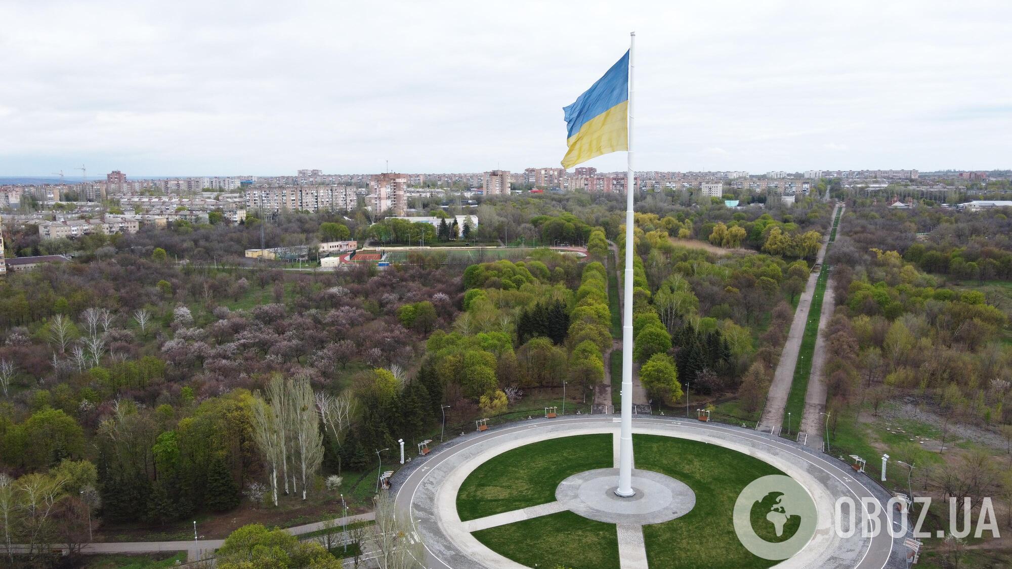 Украинский флаг над городом