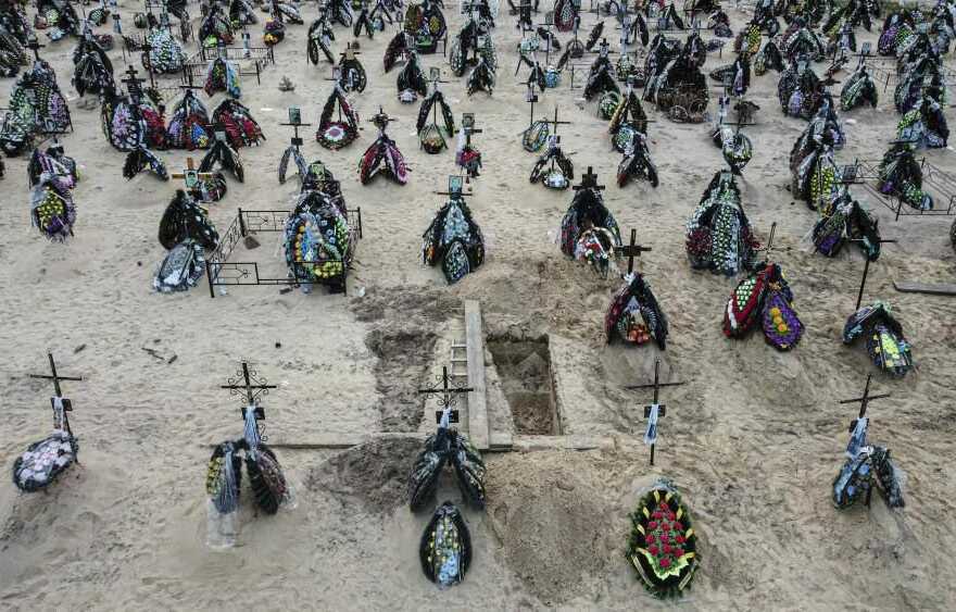 Свежие могилы погибших жителей Бучи