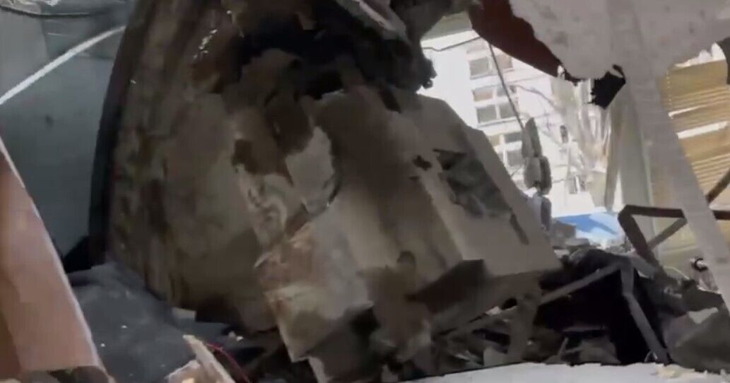 В Мариуполе в квартиру залетела башня от танка. Видео