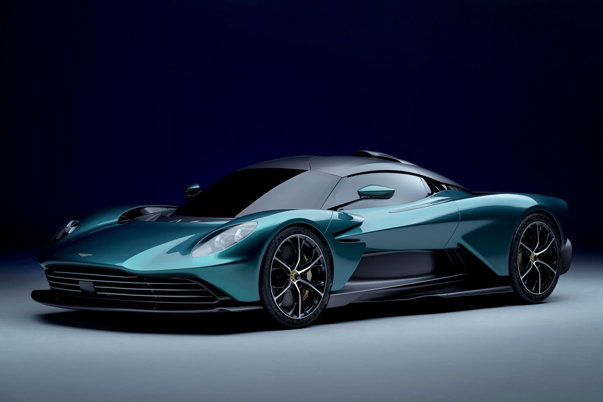 На початку 2024 року Aston Martin почне постачання гібридного суперкара Valhalla
