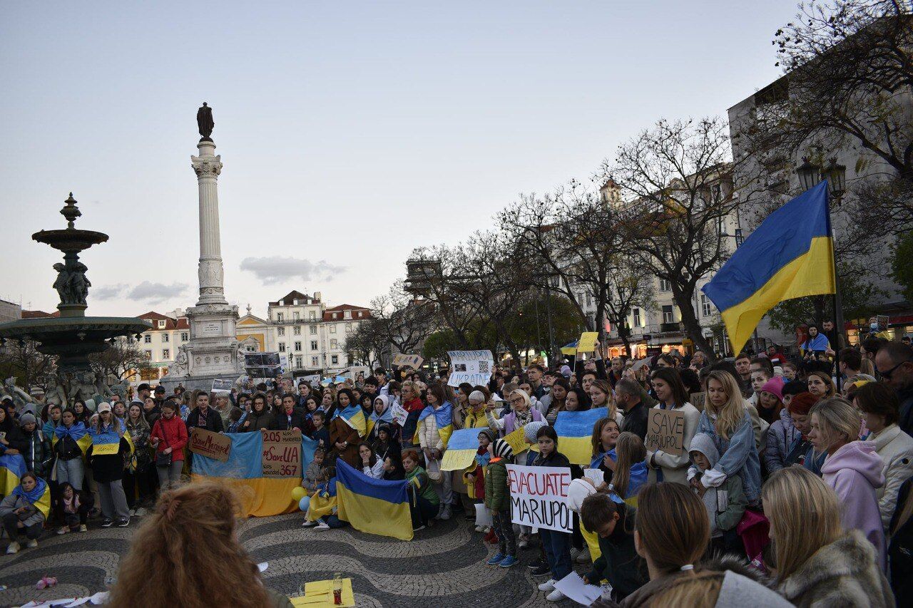 В Португалии провели масштабную акцию с призывом спасти Мариуполь. Фото