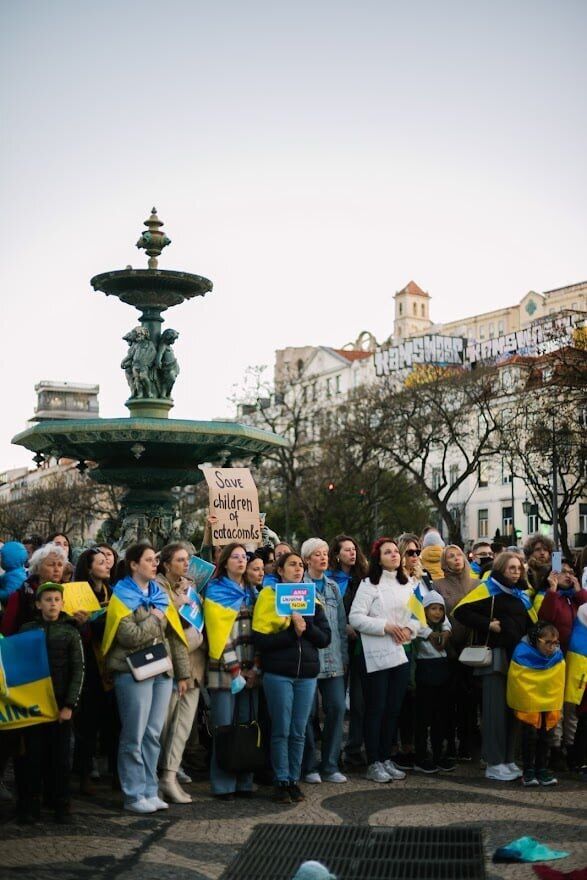 В Португалии провели масштабную акцию с призывом спасти Мариуполь. Фото