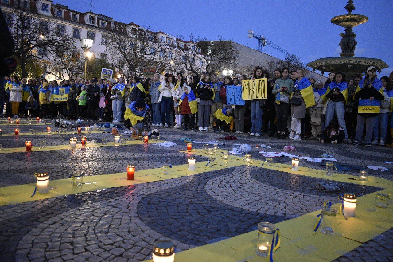 Люди почтили память погибших в Мариуполе украинцев