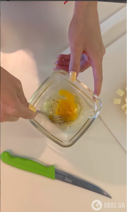 Взбивание яйца с солью и перцем для блюда