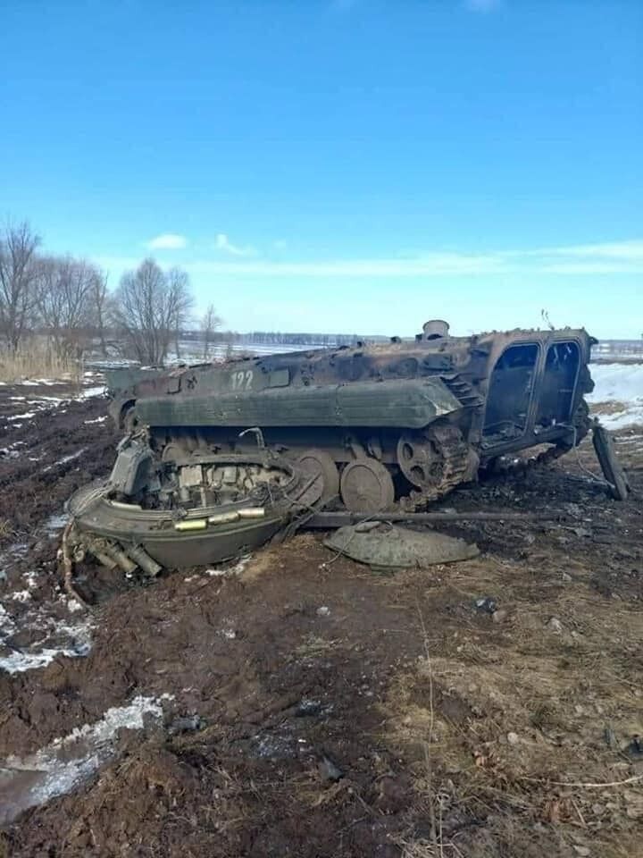 Після вдалого влучання башта танка армії РФ відлетіла і впала біля нього