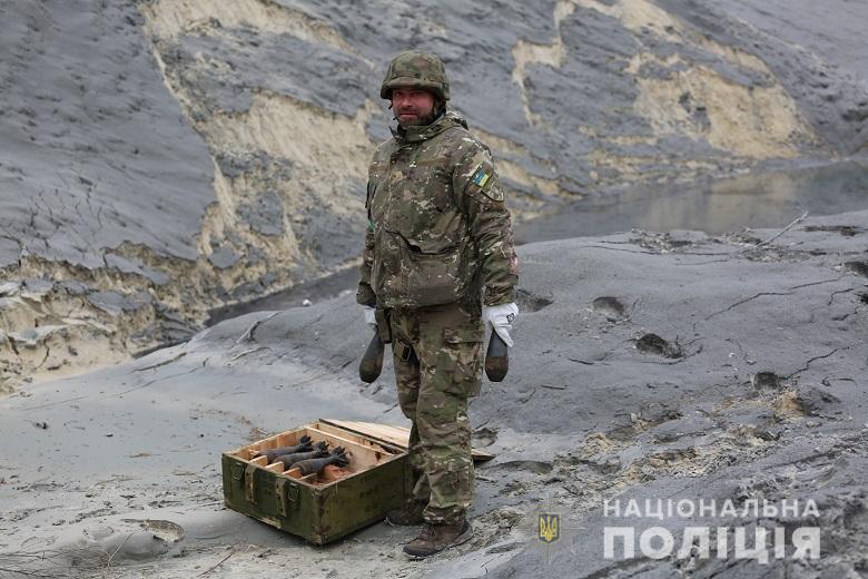 В Киеве с начала войны пиротехники обезвредили свыше тонны российских снарядов. Фото и видео