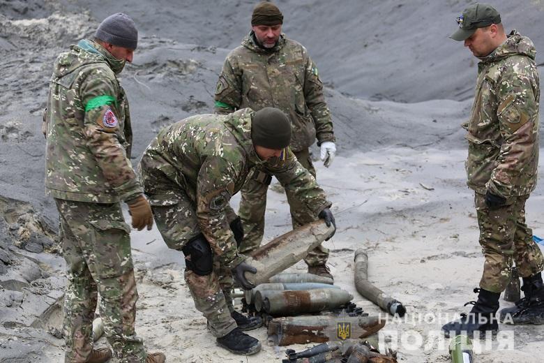 У Києві з початку війни піротехніки знешкодили понад тонну російських снарядів. Фото і відео