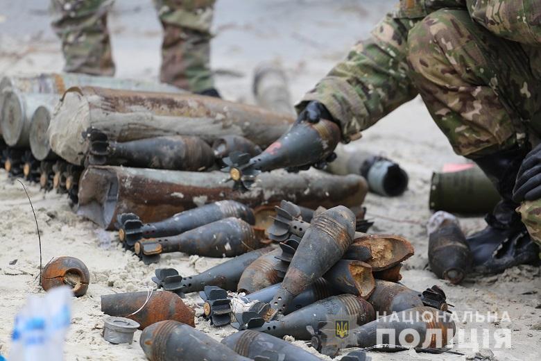В Киеве с начала войны пиротехники обезвредили свыше тонны российских снарядов. Фото и видео