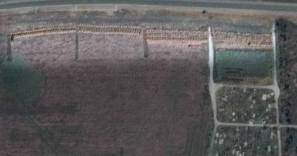 Масове поховання у Мангуші завдовжки у 300 м зафіксували на супутникових знімках