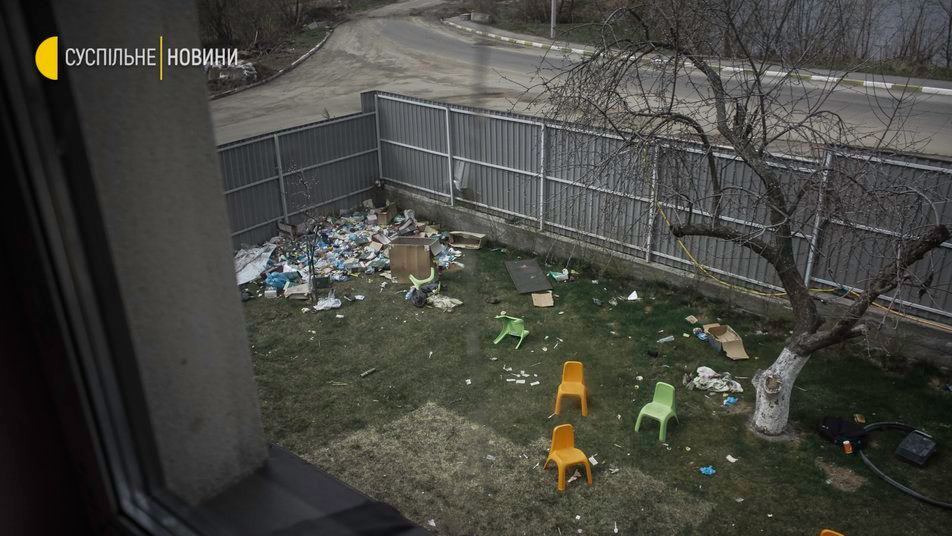 Окупанти залишали купи сміття скрізь, де бували.