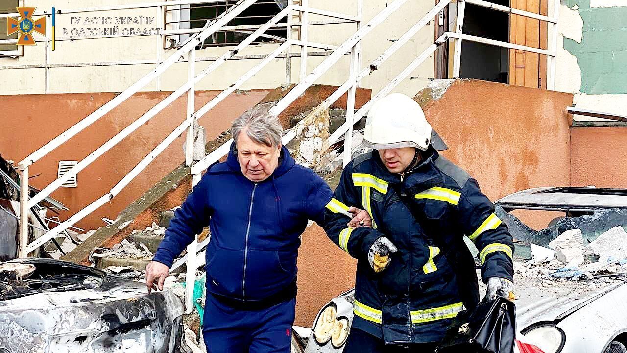Рятувальники допомагають одеситам після ракетного удару російських окупантів
