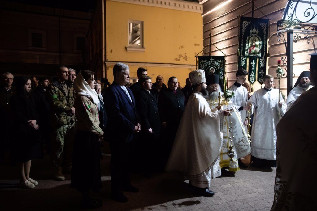 Петро та Марина Порошенки привітали українців із Великоднем: молимося за перемогу добра над злом, за перемогу України