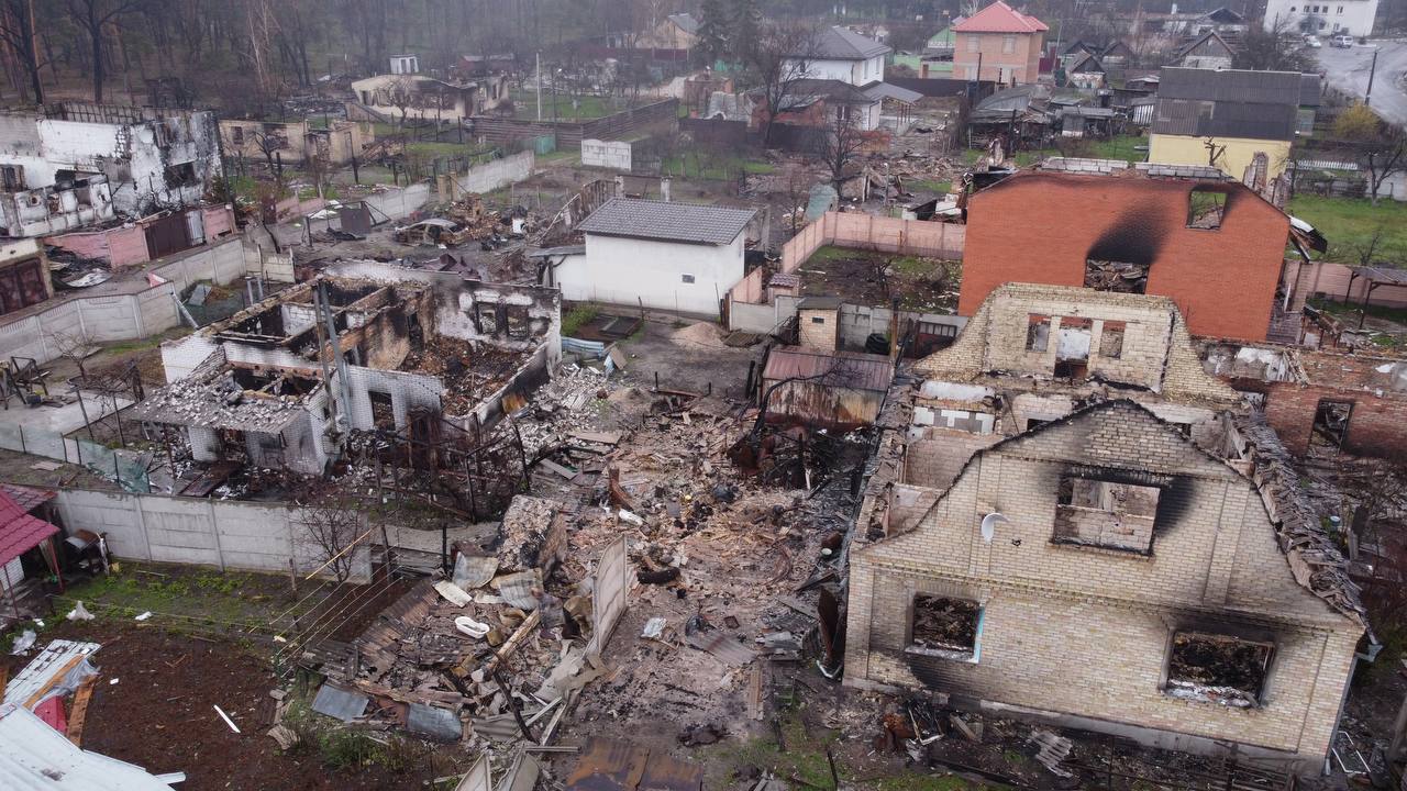 Більшість будівель у селі пошкоджені чи зруйновані.