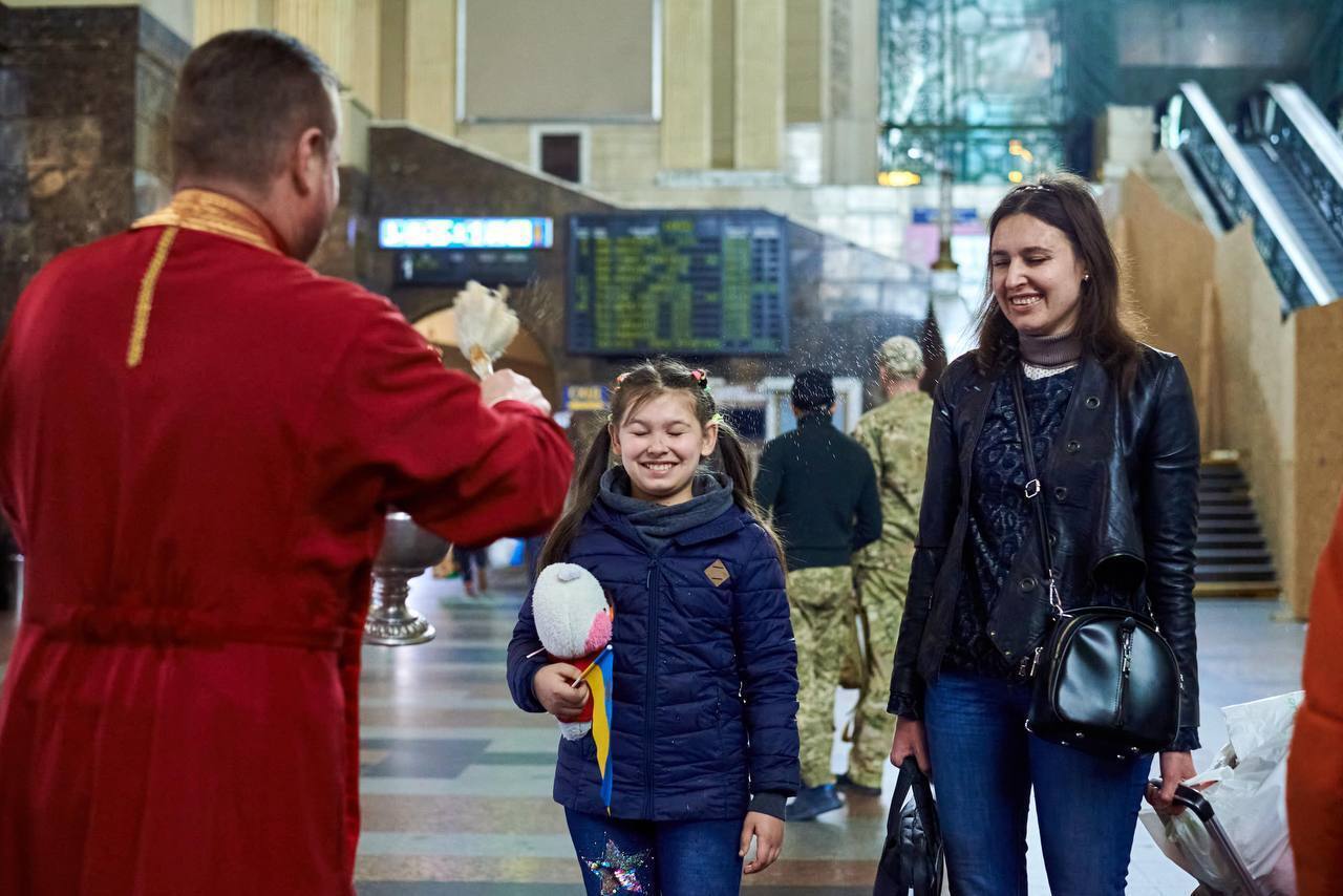 Священик на столичному вокзалі.