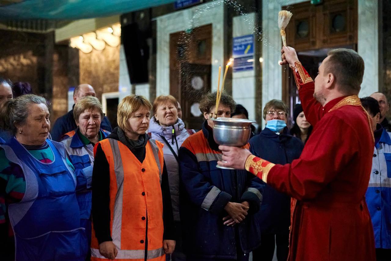 Паски для тих, хто змушений зустрічає це свято на вокзалі.