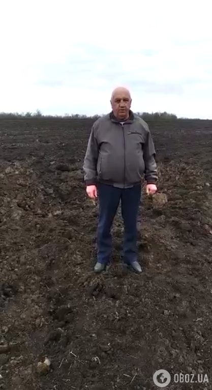 Российский чиновник в поле села Отрадное
