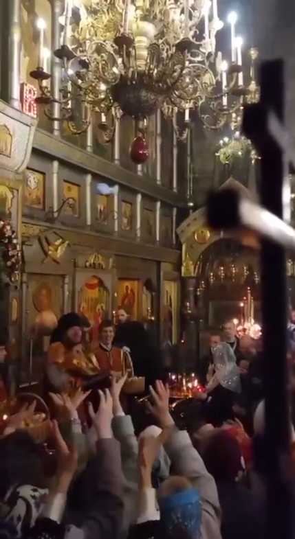 В России священник на Пасху бросался шоколадными яйцами в прихожан