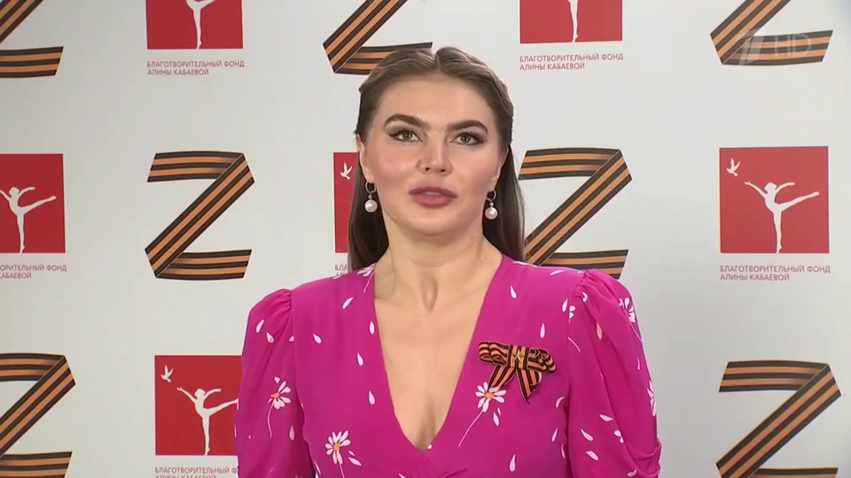 Аліна Кабаєва. На задньому фоні літера Z – символ загарбницької війни Путіна