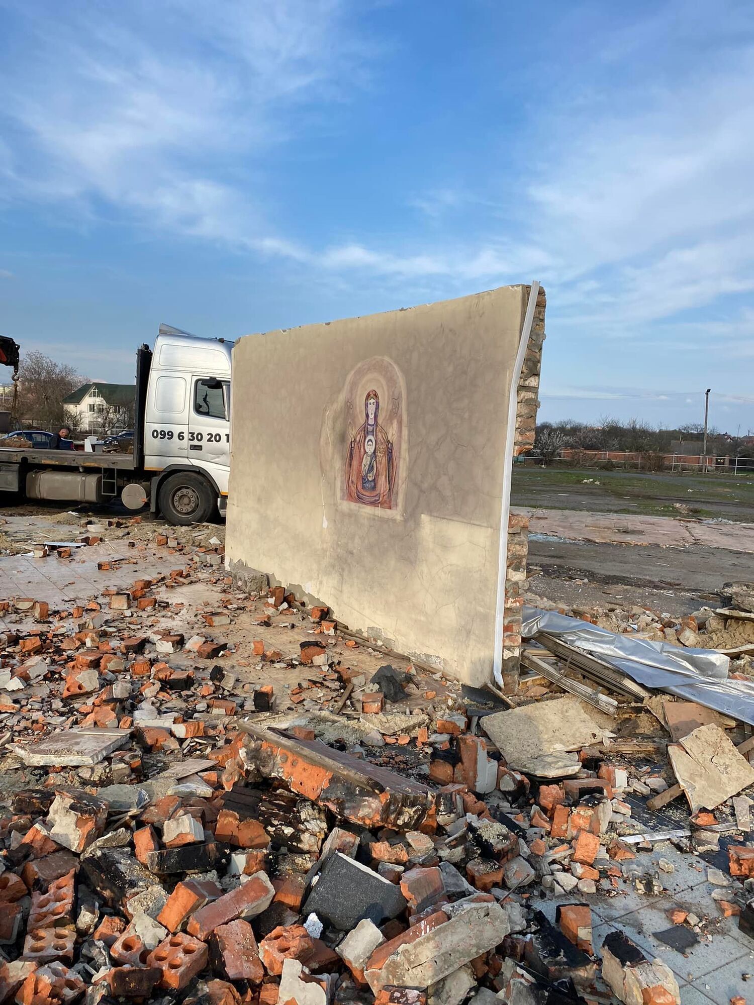 У Полтаві ікона Божої Матері проявилася на стіні будівлі.