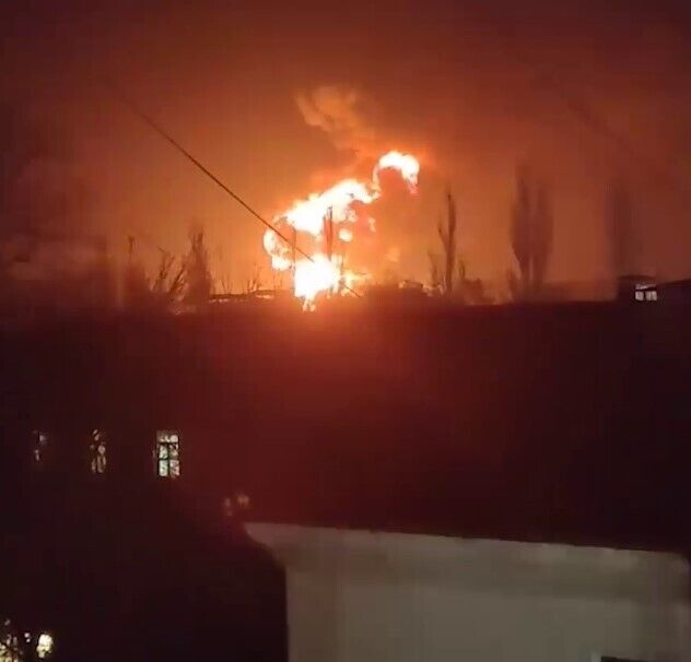 У Брянську пролунали вибухи, почалася пожежа.