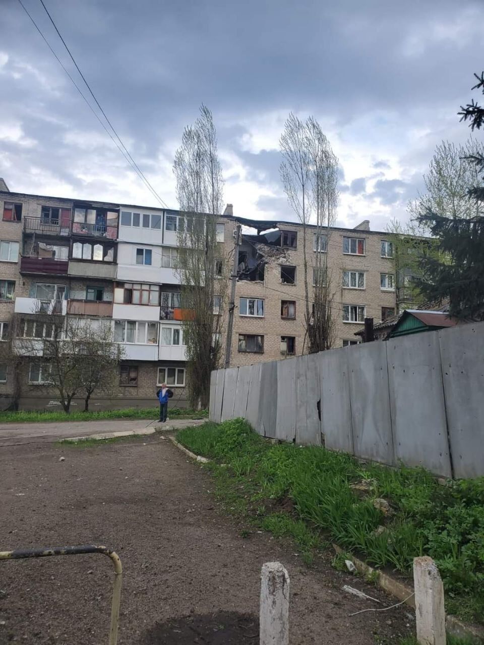 Российские войска обстреляли многоэтажки на Луганщине