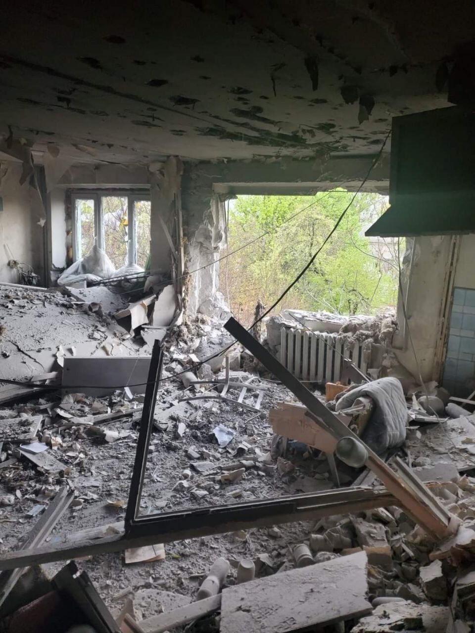 Окупанти руйнують міста на Луганщині