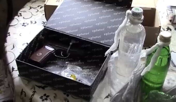 Коктейль Молотова" в пластиковых бутылках
