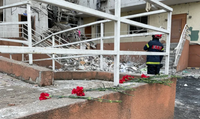 Одесситы несут цветы в память о погибших.