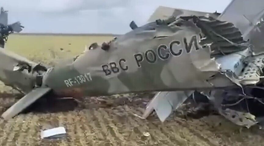 Рашистські гелікоптери згоріли серед українського поля