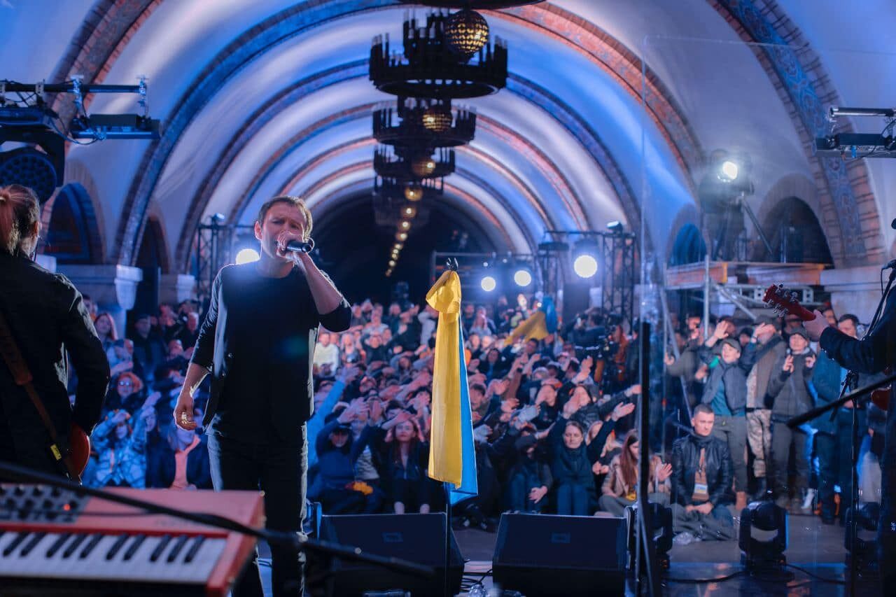 Артист пел перед сотнями поклонников