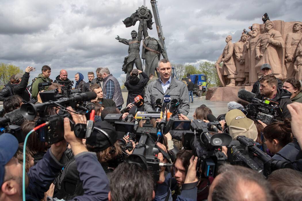 Мер Києва Віталій Кличко на демонтажі скульптури про "возз'єднання України і Росії"