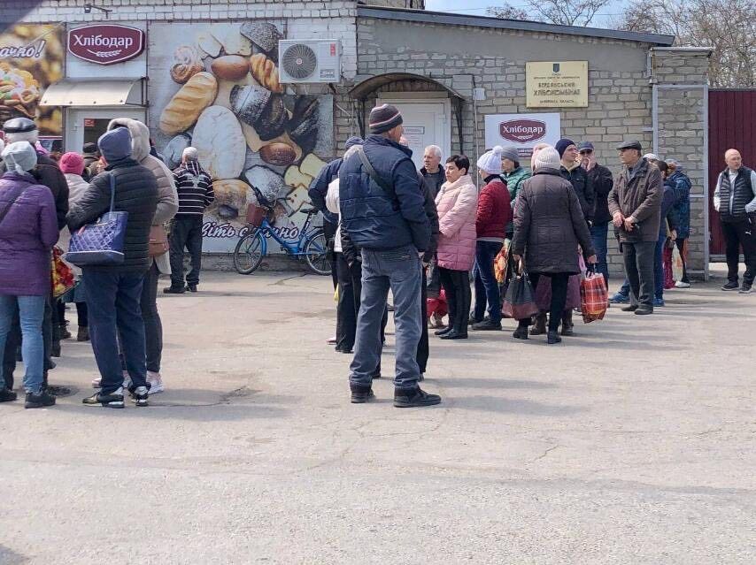 Оккупанты вернули в Бердянск сплошные очереди