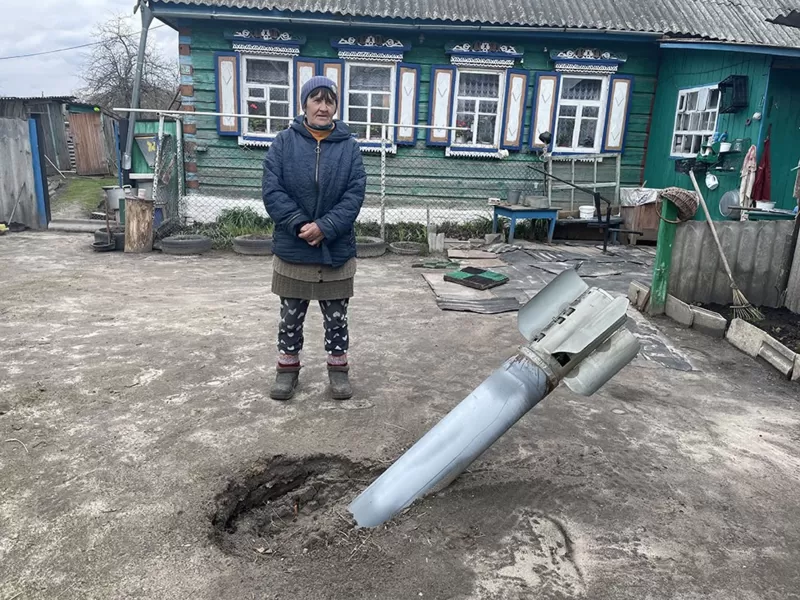 Российская ракета в сельском дворе