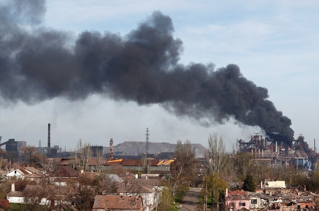 Чорний дим піднявся над комбінатом "Азовсталь"