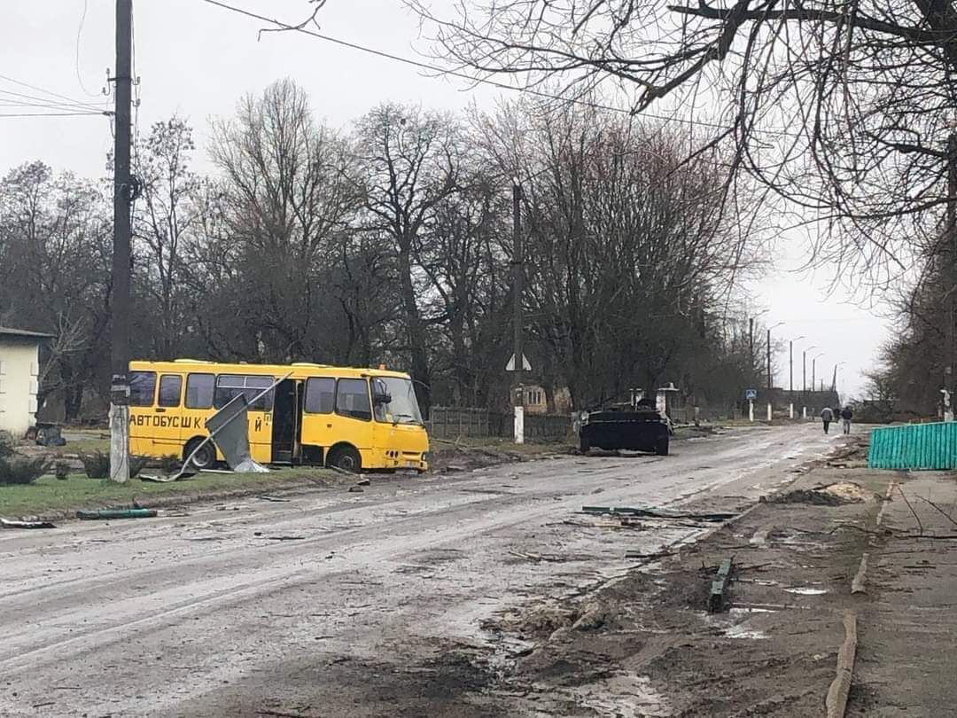 Расстрелянный школьный автобус.