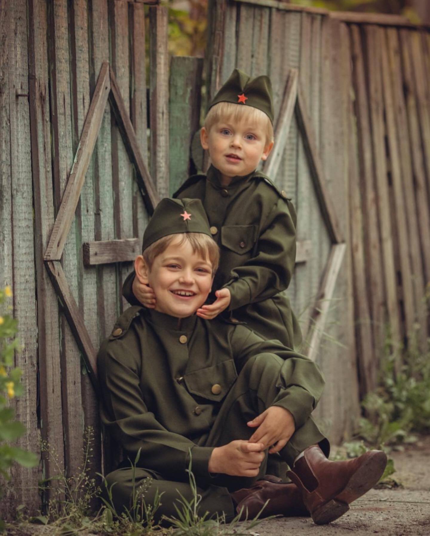 Актриса одела своих детей в советскую военную форму.