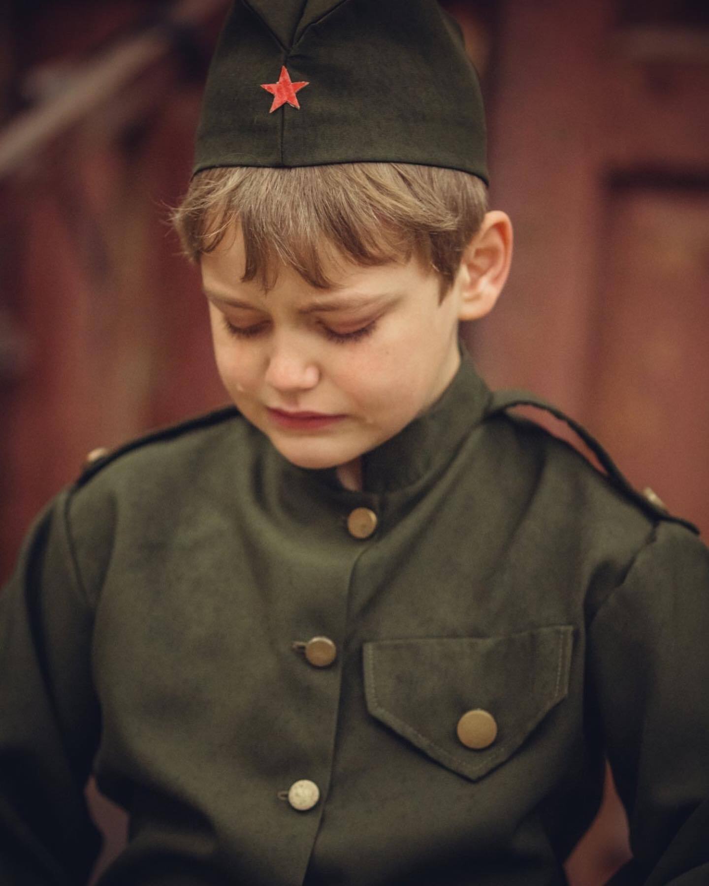 Акторка одягла своїх дітей у радянську військову форму.