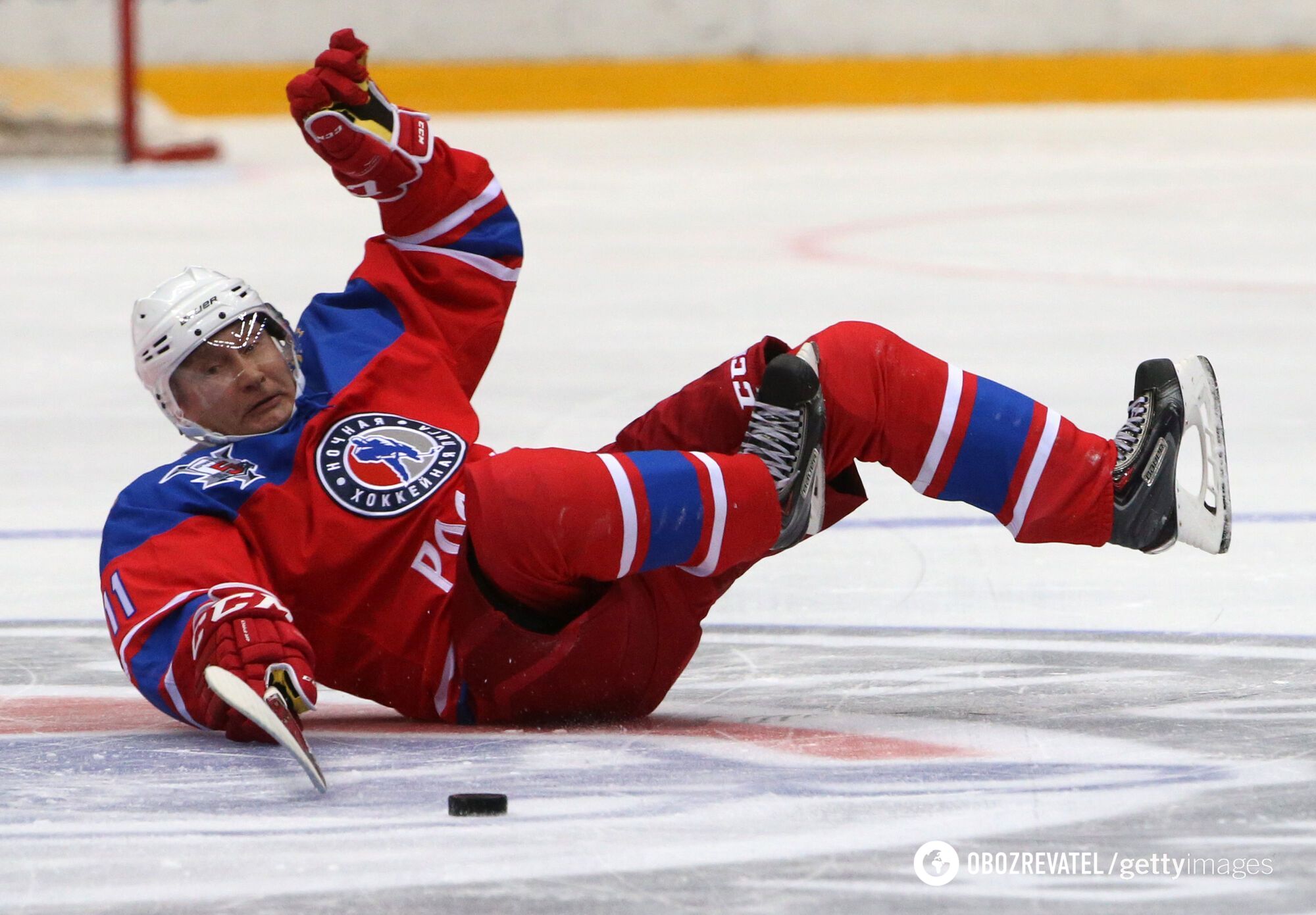 Путін грає у хокей.