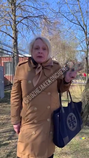 70-річна бабуся вихвалялася плащем та сумкою