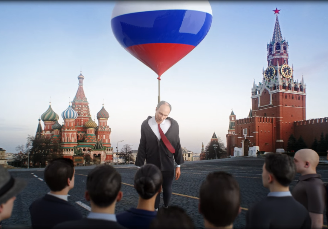 Путина изобразили с шариком в центре Москвы