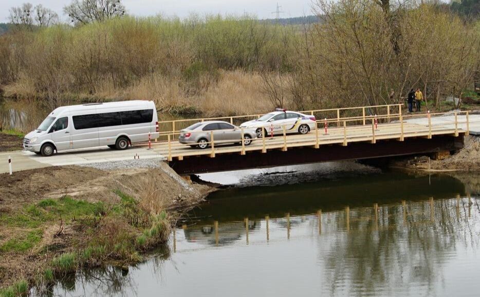 Зараз діє об’їзд біля зруйнованого мосту в селищі Стоянка на трасі М–06 Київ – Чоп. Паралельно йде влаштування тимчасової переправи