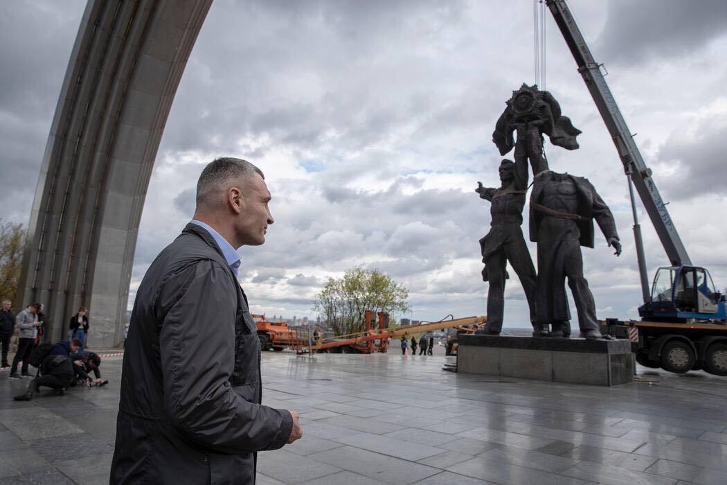 Виталий Кличко возле монумента.