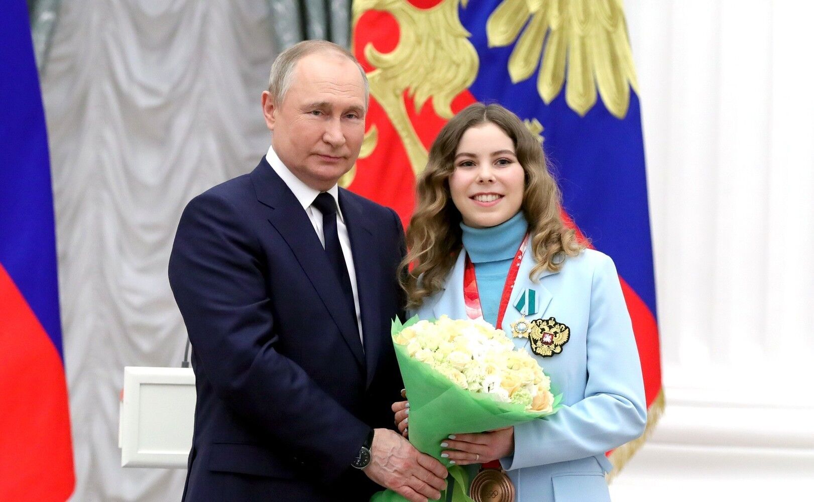 Путин со спортсменкой.