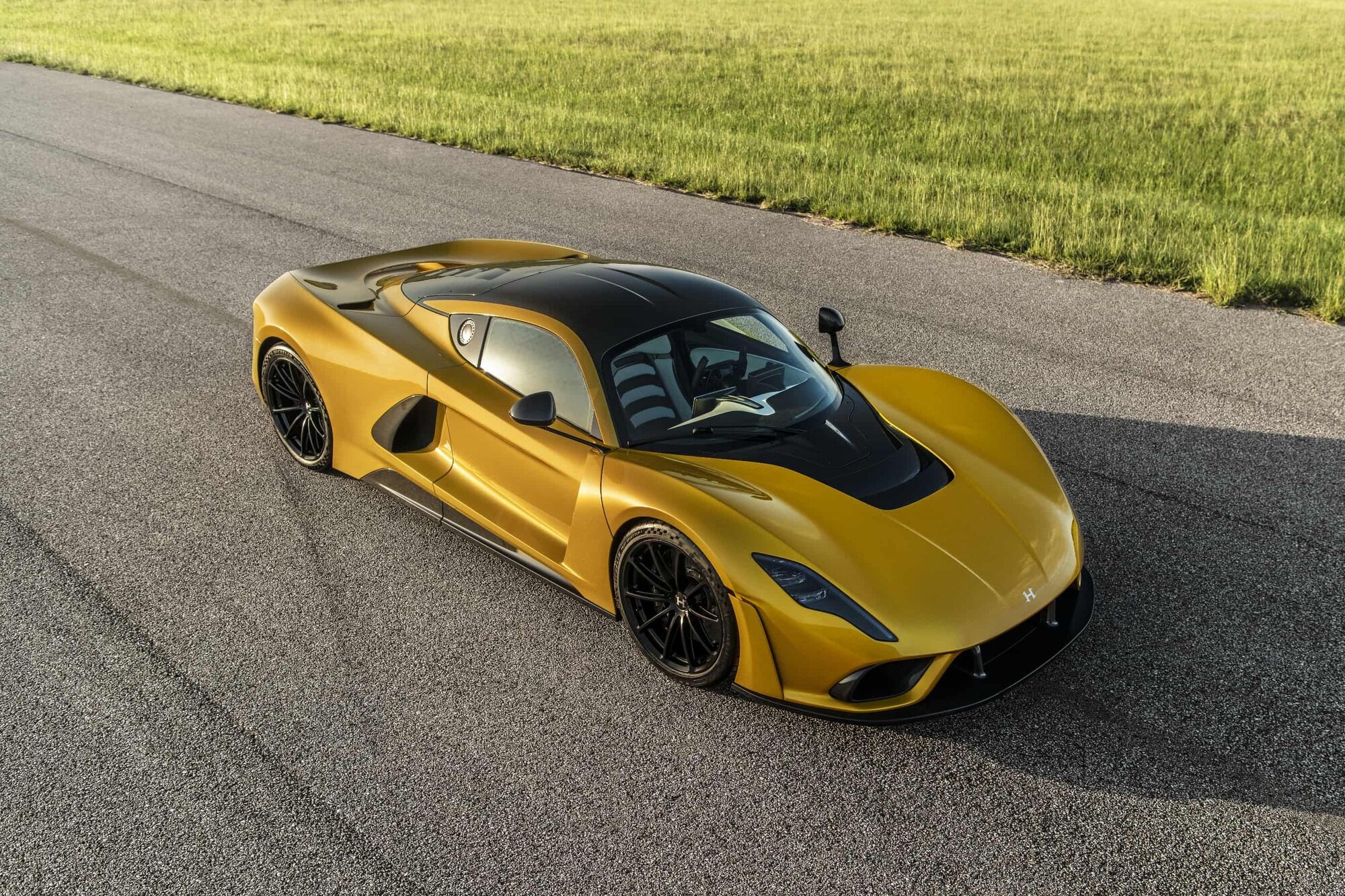 Купе Venom F5 продемонстрировало скорость 437 км/ч на полигоне Johnny Bohmer во Флориде, но по данным производителя автомобиль способен развивать до 500 км/ч