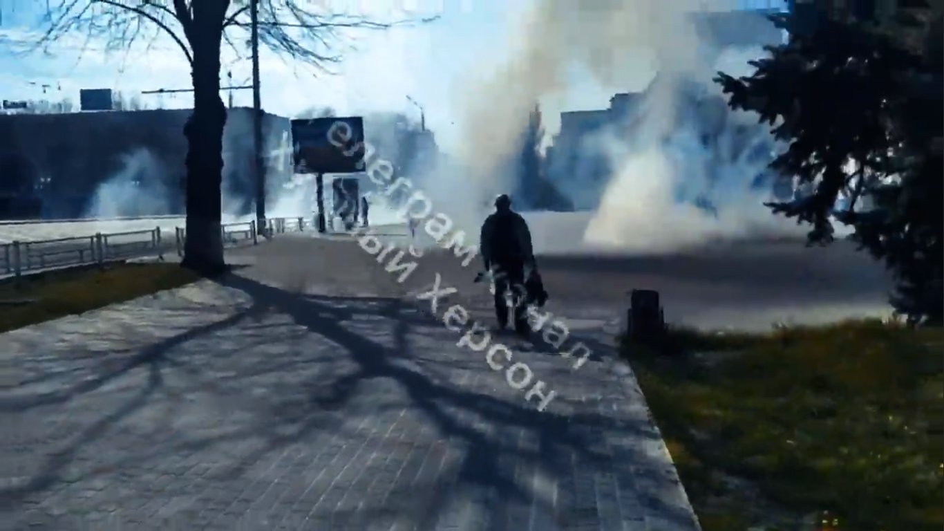 Сльозогінний газ проти українських мітингувальників у Херсоні