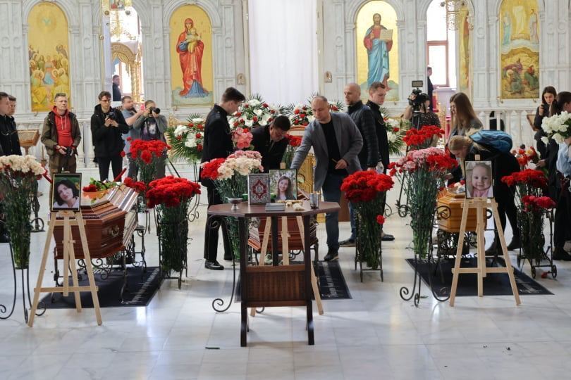 В Одессе прощаются с женщиной, ее трехмесячной дочерью и бабушкой, погибшими в результате ракетного удара. Фото