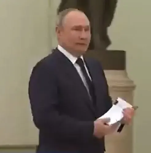 Журналисты обратили внимание на странное поведение Путина