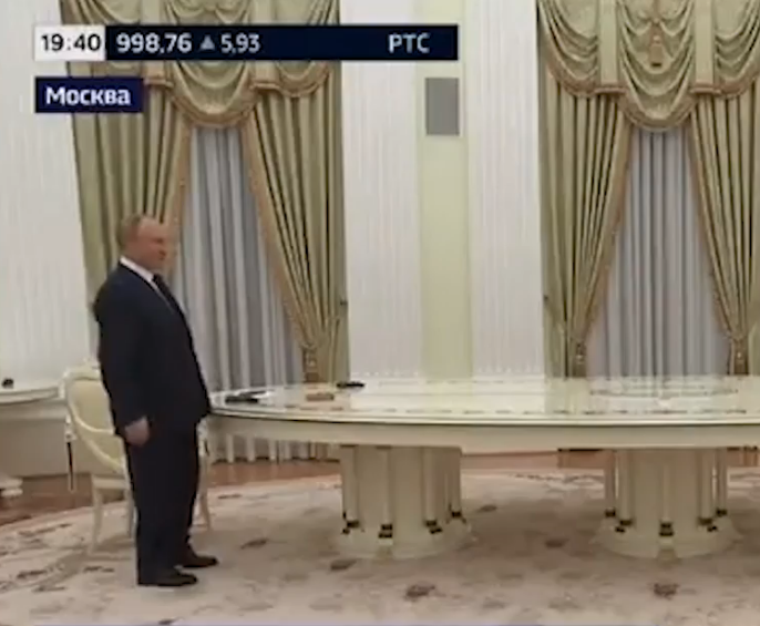 Путин, подходя к столу, прихрамывал