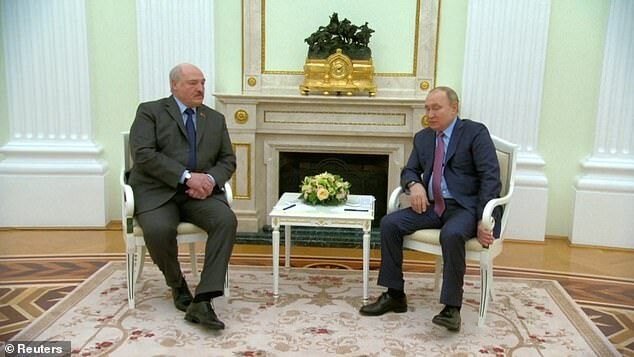 На зустрічі з Лукашенком Путін вчепився в ручку крісла лівою рукою